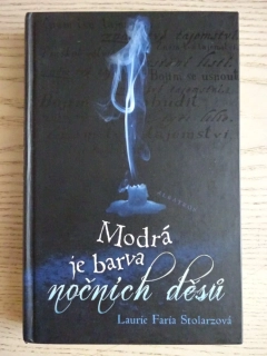 MODRÁ JE BARVA NOČNÍCH DĚSŮ, LAURIE FARIA STOLARZOVÁ, **an