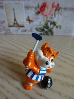 FIGURKA KINDER - LIŠÁK, GOLFISTA, VĚZEŇ