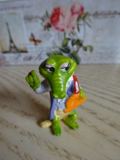 FIGURKA KINDER - KROKODÝL, UČITELKA, PRAVÍTKO, KNIHA
