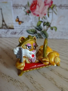 FIGURKA KINDER - KOČKA KLEOPATRA