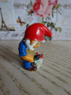 FIGURKA KINDER - TRPASLÍK KOVÁŘ, PODKOVA