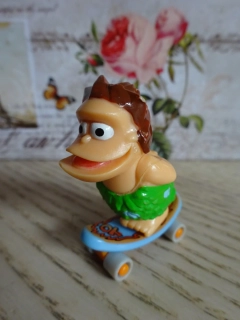 FIGURKA KINDER - NEANDERTÁLEC NA SKATEBOARDU, SKATEBOARD