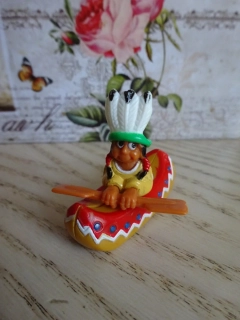 FIGURKA - INDIÁN V KAJAKU