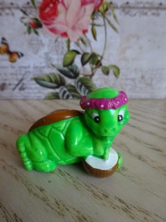 FIGURKA KINDER - ŽELVA S DRINKEM