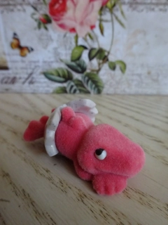 FIGURKA KINDER - PLYŠOVÝ DINOSAURUS VE VAJÍČKU, DINO