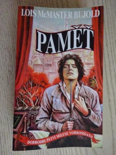 PAMĚŤ, LOIS MCMASTER BUJOLD, **an