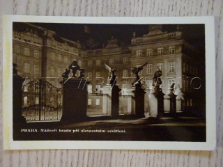PRAHA, NÁDVOŘÍ HRADU PŘI SLAVNOSTNÍM OSVĚTLENÍ, POHLEDNICE 76