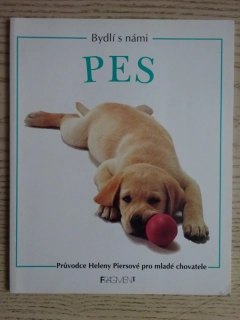 BYDLÍ S NÁMI PES, **an