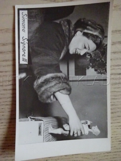 SIGNORET SIMONA, KARTIČKA