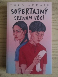 SUPERTAJNÝ SEZNAM VĚCÍ, THEO ADDAIR, **an