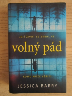 VOLNÝ PÁD, JESSICA BARRY, **an