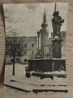NOVÁ BYSTŘICE, NÁMĚSTÍ MÍRU, KOSTEL, SLOUP, OKRES JINDŘICHŮV HRADEC, POHLEDNICE 754