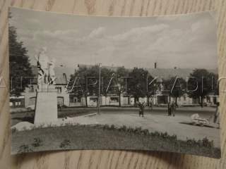 NOVÉ STRAŠECÍ, KOMENSKÉHO NÁMĚSTÍ, SOCHA RUDOARMĚJCE, OKRES RAKOVNÍK, POHLEDNICE 877