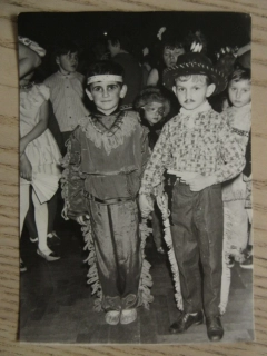 FOTOGRAFIE, MAŠKARNÍ 70. LÉTA, RETRO