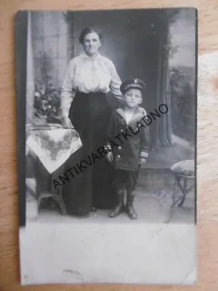 PORTRÉT, MATKA A SYN, NAMOŘNICKÝ OBLEČEK, ATELIÉR, KVĚTINY