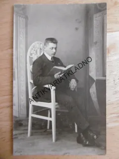 MUŽ, KNIHA, ČTENÍ, ATELIÉR, KŘESLO, 1916