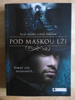 POD MASKOU LŽI, TARUN SHANKER, KELLY ZEKASOVÁ, **an