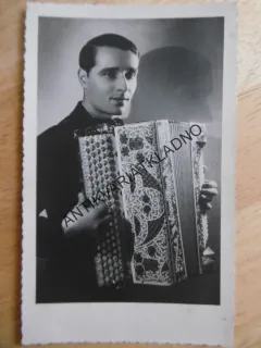 MUŽ, HARMONIKA, AKORDEON, PORTRÉT