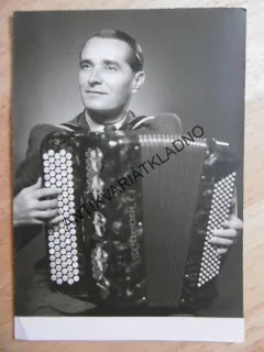 MUŽ, HARMONIKA, AKORDEON, PORTRÉT