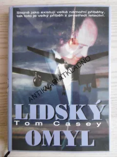 LIDSKÝ OMYL, TOM CASEY, **an