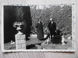 MUŽ A ŽENA V ZAHRADĚ, TRPASLÍCI, POHLEDNICE