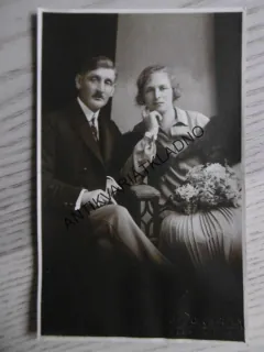 MUŽ A ŽENA V ATELIERU , KVĚTINA, FOTO PRAHA VINOHRADY,POHLEDNICE