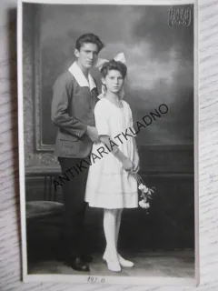 DÍVKA, CHLAPEC ŽÁCI GYMNÁZIA MĚLNÍK, FOTO SYNEK MĚLNÍK, 1920, FOTOPOHLEDNICE,