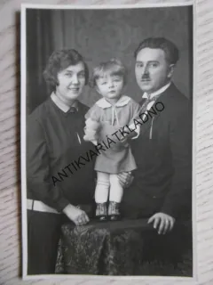 MUŽ A ŽENA, DÍTĚ S HRAČKOU, 1927, FOTO KOLÍN, FOTOPOHLEDNICE,