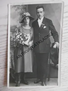 MUŽ A ŽENA S KVĚTINOU, SVATBA, FOTOPOHLEDNICE,