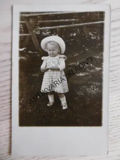 DÍTĚ V ŠATECH, DÍVKA, FOTOPOHLEDNICE,