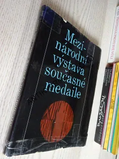MEZINÁRODNÍ VÝSTAVA SOUČASNÉ MEDAILE, **an