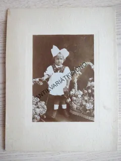 DÍVKA A KOŠÍKY KVĚTIN, VELKÁ FOTOGRAFIE, 