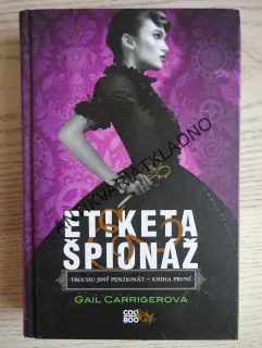 ETIKETA A ŠPIONÁŽ, GAIL CARRIGEROVÁ, **an