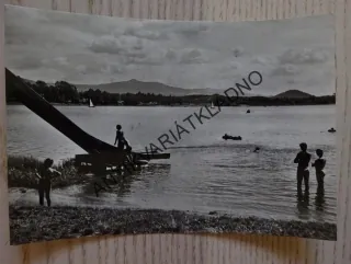STRÁŽ POD RALSKEM, POHLED NA JEZERO, V POZADÍ JEŠTĚD, OKRES ČESKÁ LÍPA, 1957