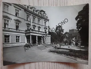 TEPLICE, LÁZEŇSKÝ DŮM JULIUS FUČÍK, V POZADÍ DIVADLO