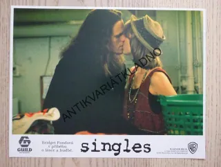 MLADÍ, SINGLES, BRIDGET FONDA, FOTOSKA FILM