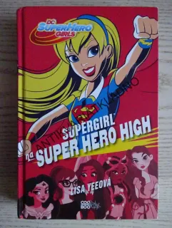 SUPERGIRL NA SUPER HERO HIGH, LISA YEEOVÁ, **an