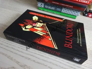 BUNDORI, LAURA JOH ROWLANDOVÁ, **an