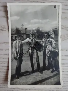 MORAVSKÉ NÁRODNÍ KROJE Z PODLUŽÍ