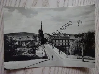 PÍSEK, NA KAMENNÉM MOSTĚ S POZADÍM HRADIŠTSKÉHO VRCHU