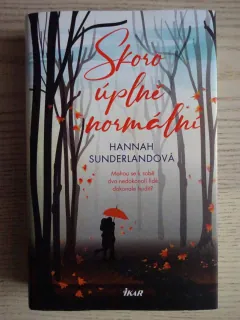 SKORO ÚPLNĚ NORMÁLNÍ, HANNAH SUNDERLANDOVÁ, **an