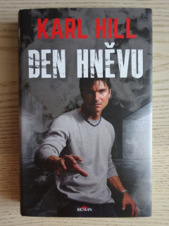 DEN HNĚVU, KARL HILL, **an