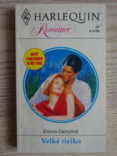 VELKÉ RIZIKO, EMMA DARCYOVÁ, **an