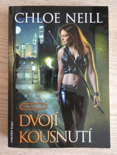 DVOJÍ KOUSNUTÍ, CHLOE NEILL, **an