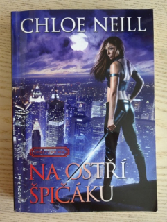 NA OSTŘÍ ŠPIČÁKU, CHLOE NEILL, **an