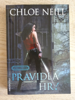 PRAVIDLA HRY, CHLOE NEILL, **an