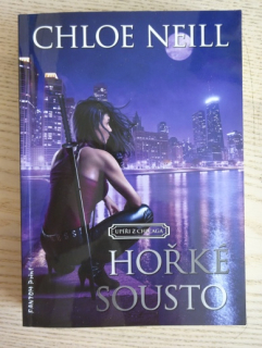 HOŘKÉ SOUSTO, CHLOE NEILL, **an