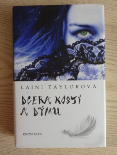 DCERA KOSTÍ A DÝMU, LAINI TAYLOROVÁ, **an