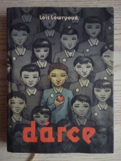 DÁRCE, LOIS LOWRYOVÁ, **an